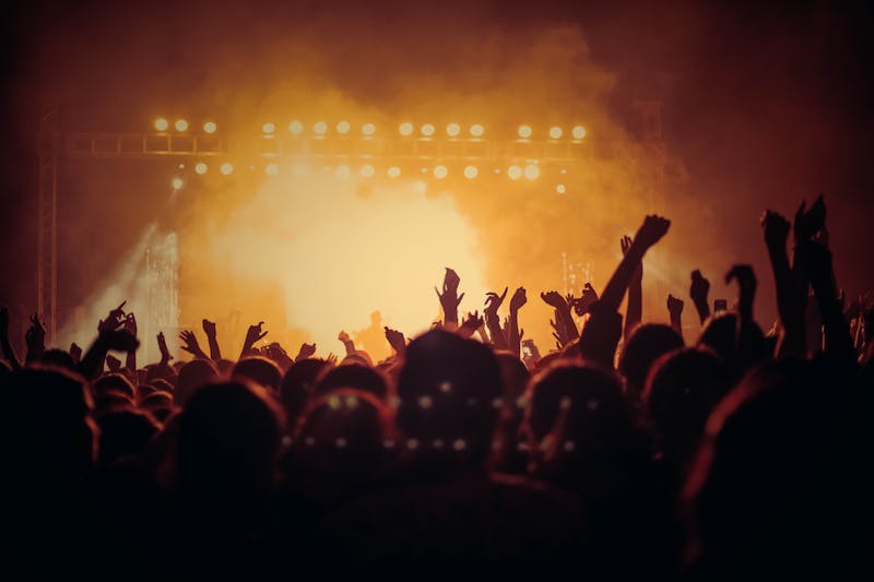 Multitud de personas disfrutando de un festival de música al aire libre en Europa