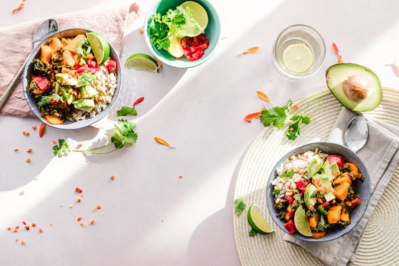 Plato saludable con alimentos nutritivos representando una dieta equilibrada con ayuno intermitente