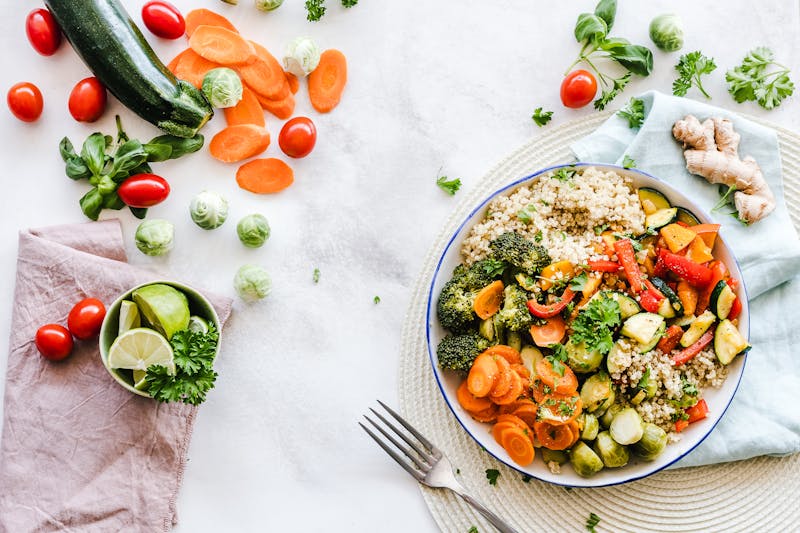 Selección de frutas y verduras frescas para una alimentación antiinflamatoria saludable