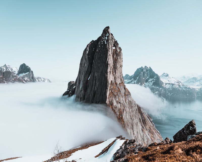 Cordillera de montañas nevadas con cielo despejado