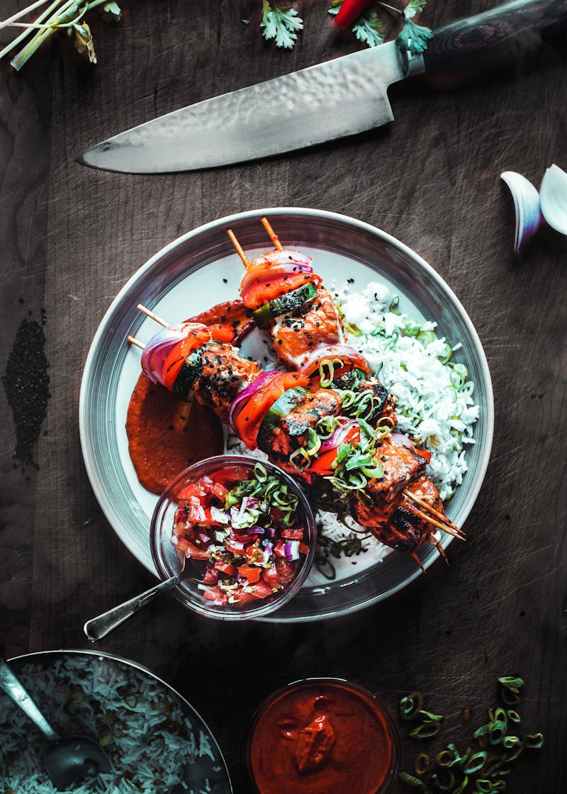 Mesa con platos variados de gastronomía española