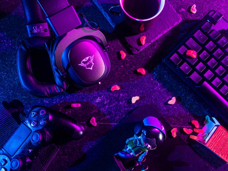 Persona jugando videojuegos con iluminación colorida