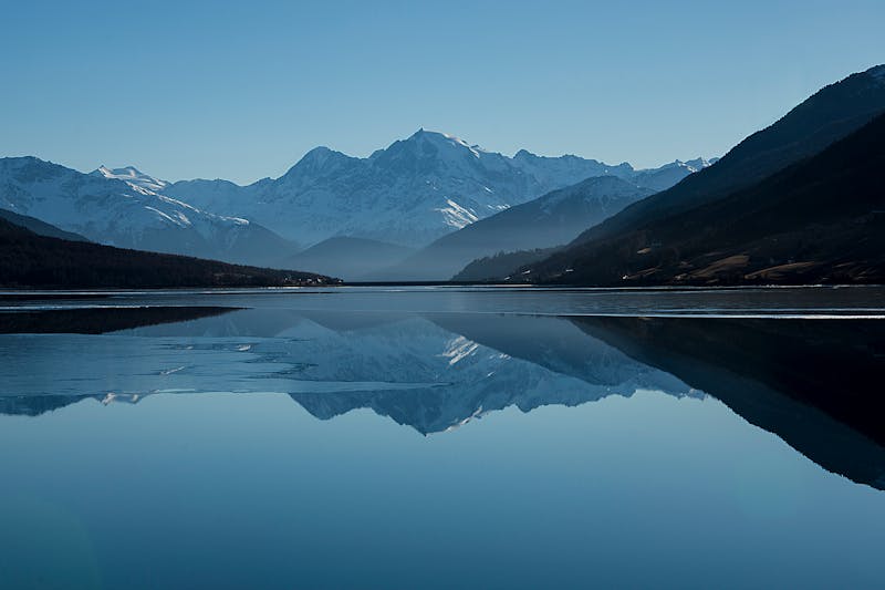 Lago espectacular rodeado de montañas y naturaleza
