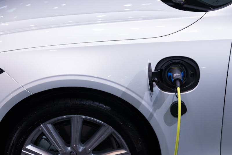 Coche eléctrico conectado a punto de carga