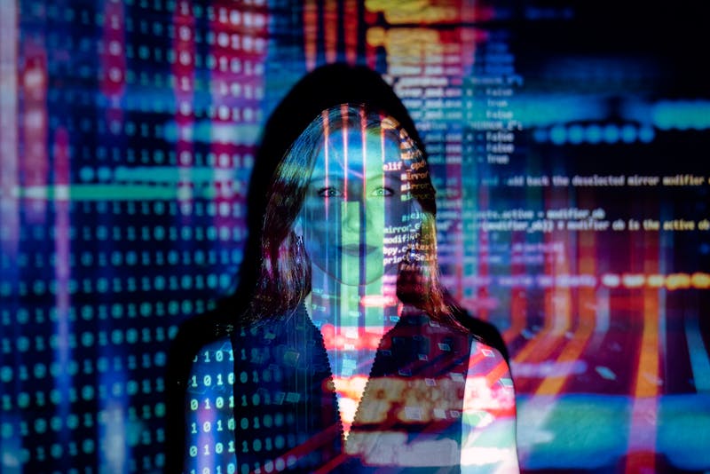 Persona usando tecnología de realidad aumentada