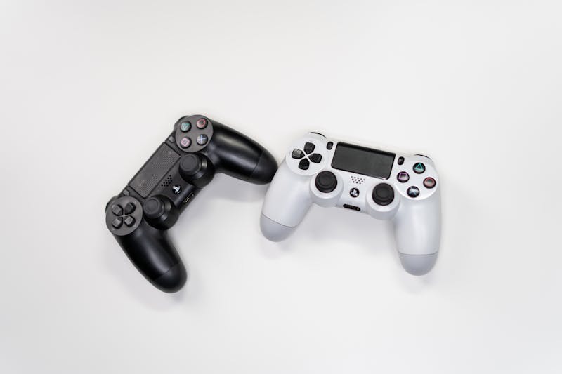 Mandos de consolas de videojuegos de diferentes generaciones