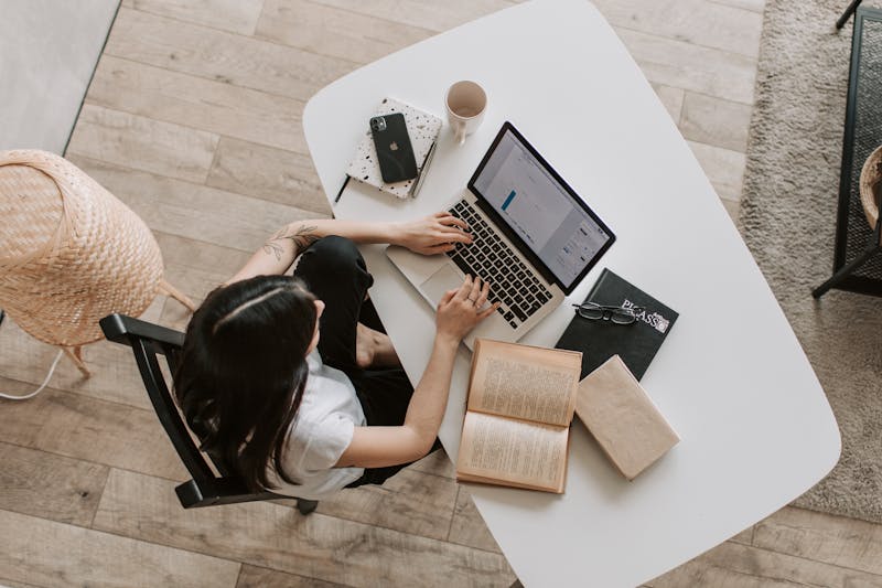 Persona trabajando desde casa con ordenador portátil