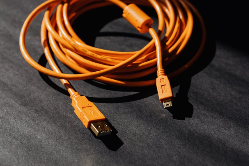 Dispositivo de domótica y asistente de voz en un hogar inteligente moderno