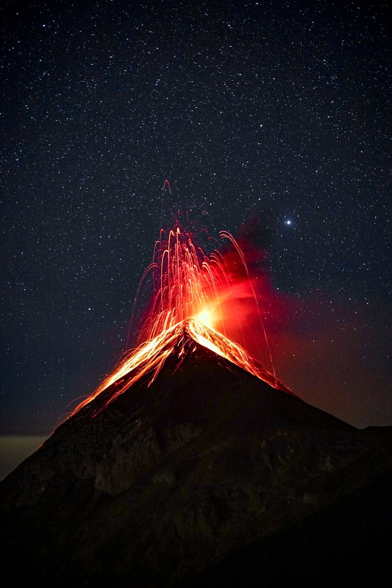 Volcán activo con flujo de lava representando la fuerza de la naturaleza