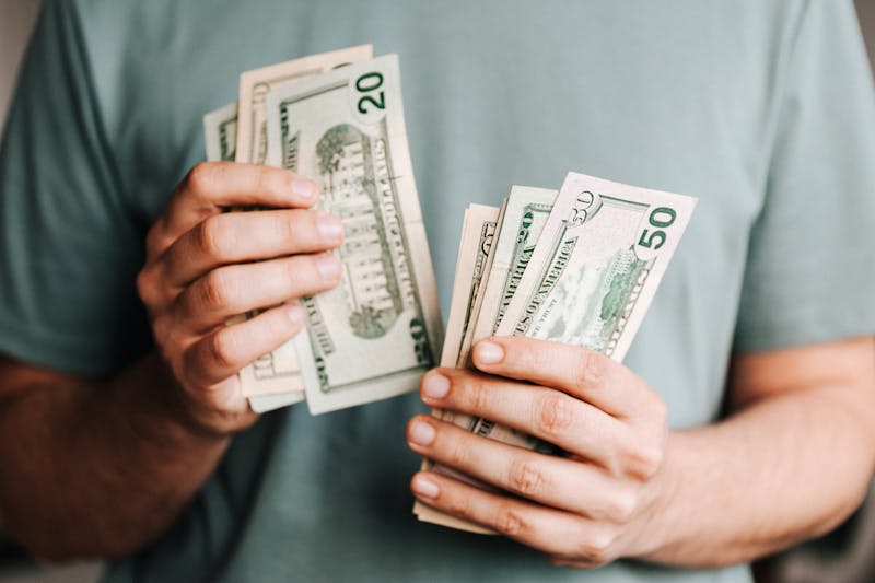 Persona calculando sus ahorros para crear un fondo de emergencia financiero