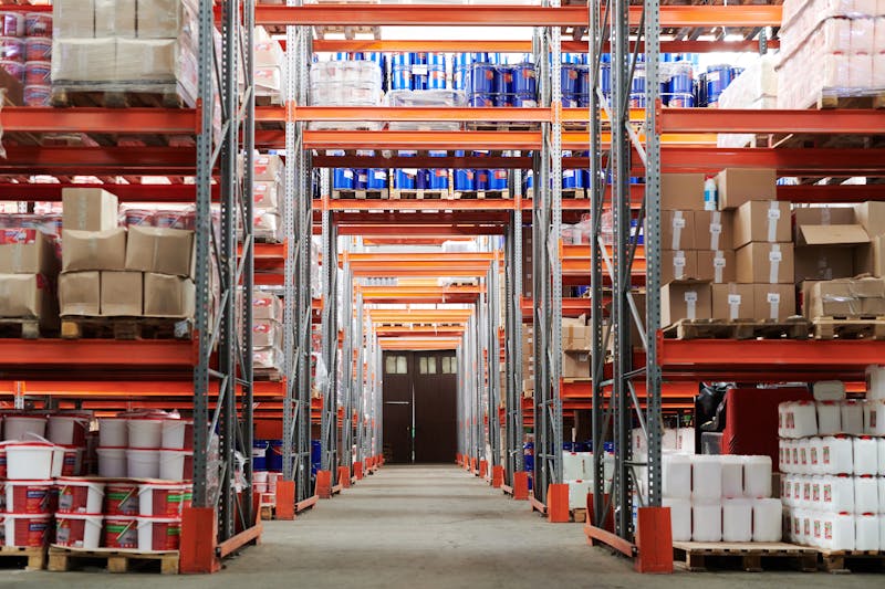 Trastero organizado con cajas etiquetadas y estanterías para maximizar el espacio