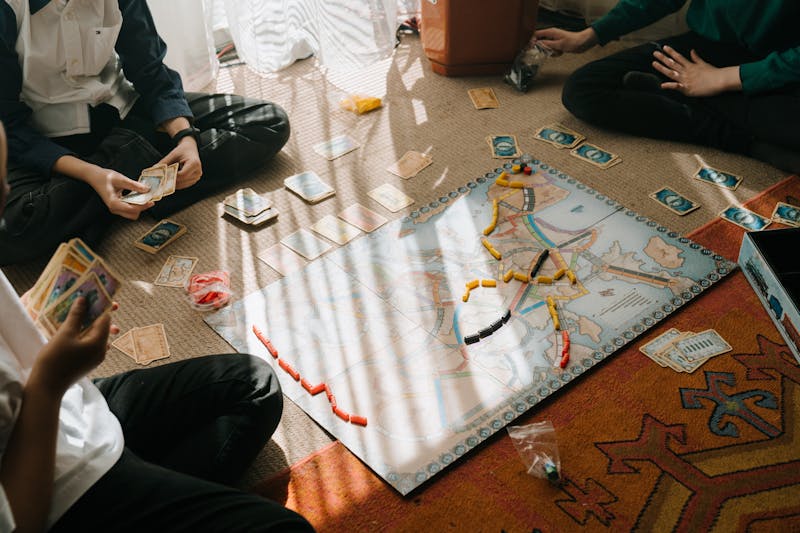 Grupo de amigos disfrutando de juegos de mesa por la noche