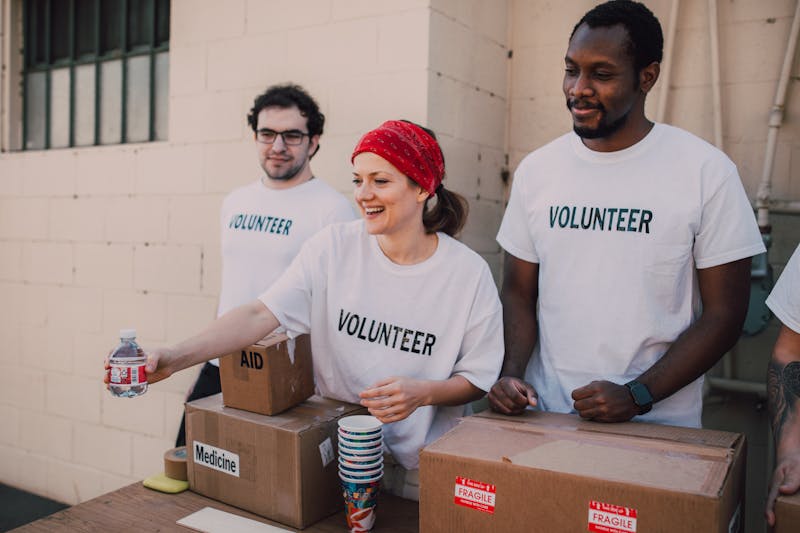Grupo de voluntarios colaborando en una actividad solidaria de ayuda comunitaria