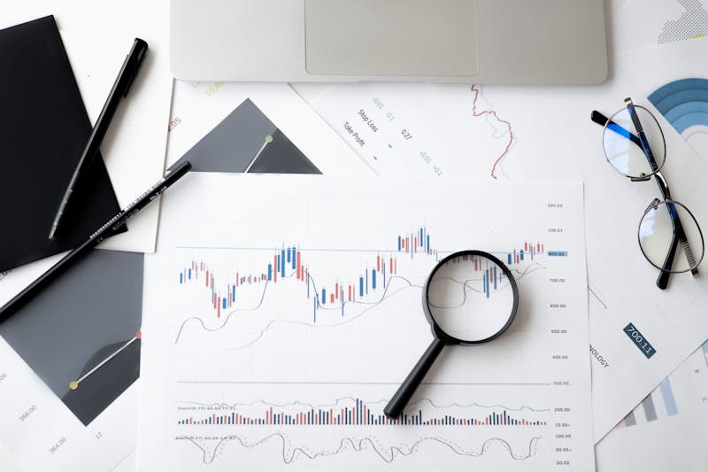 Gráficos financieros y análisis de inversión en fondos indexados