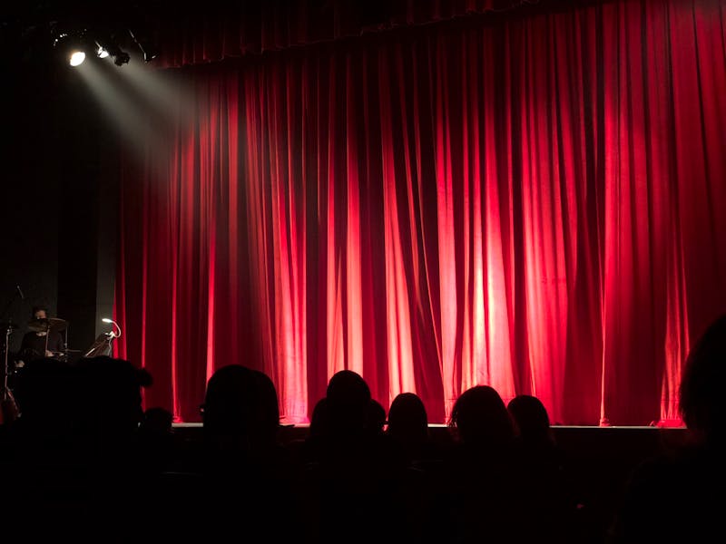 Micrófono en un escenario de stand-up comedy