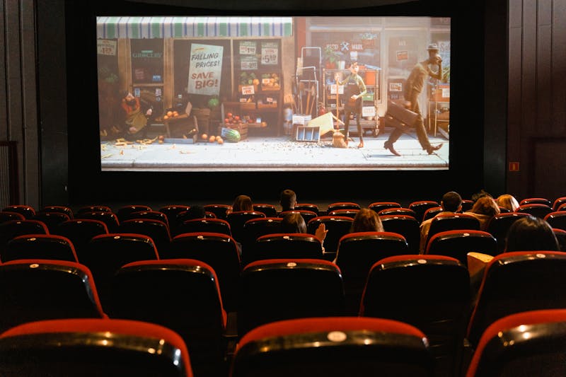 Sala de estar preparada para noche de cine con palomitas
