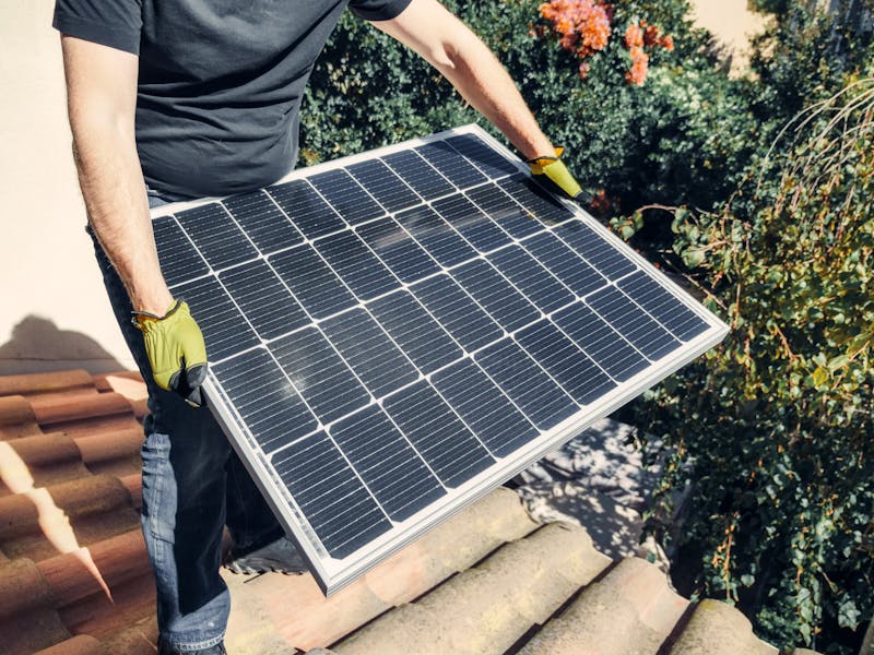 Contador eléctrico y bombilla LED representando ahorro energético